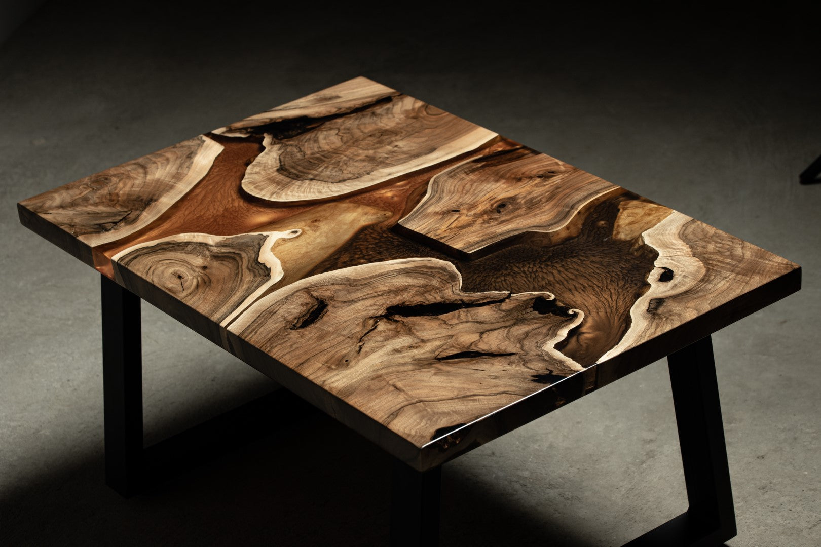 Rivertable aus Holz und braun-metallic eingefärbtem Epoxidharz